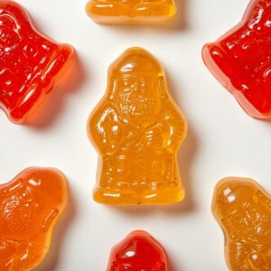 plusieurs bonbons en gélatine en forme de Saint Nicolas